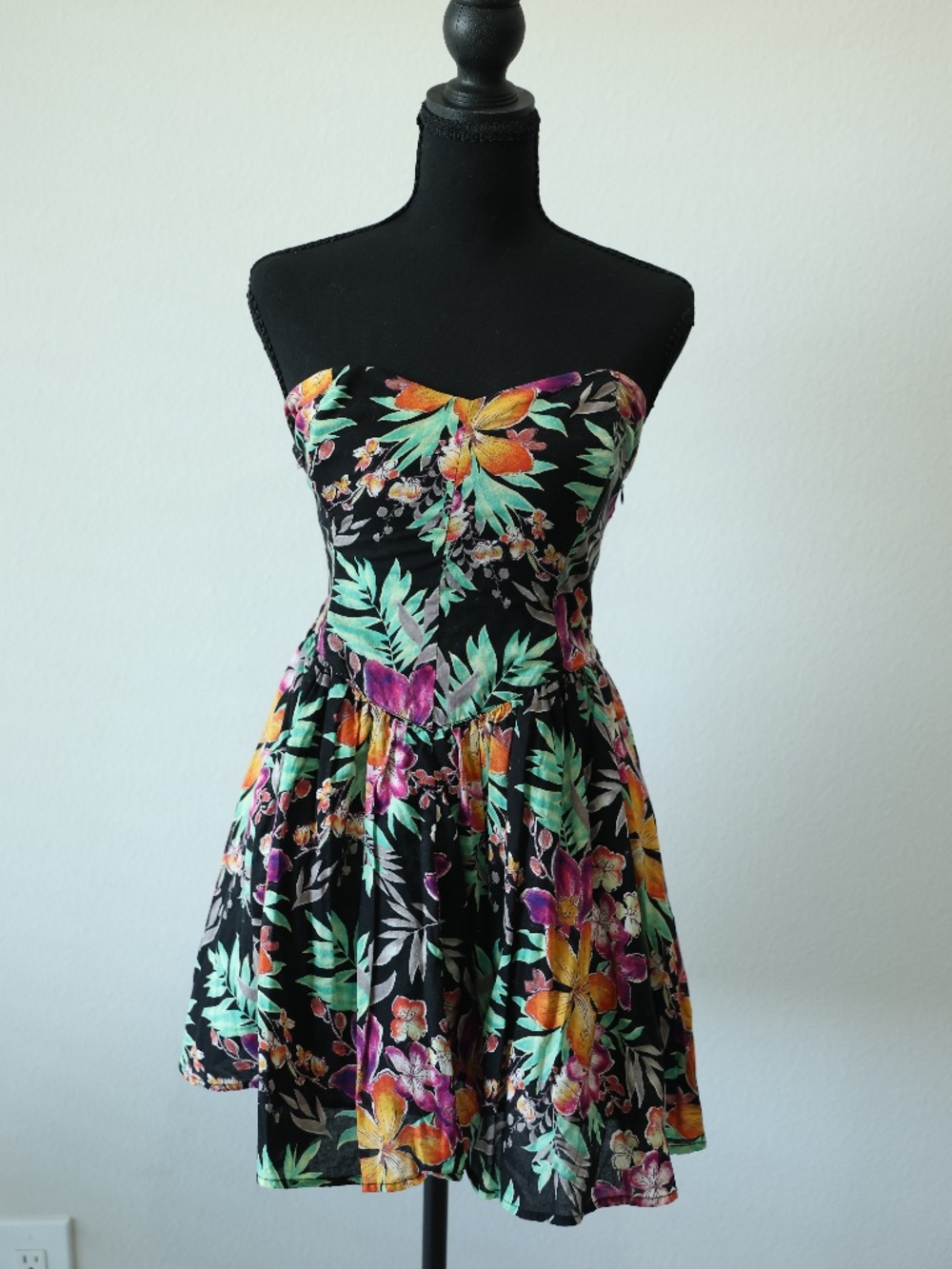 Super cute mini strapless dress with..... POCKETS!!